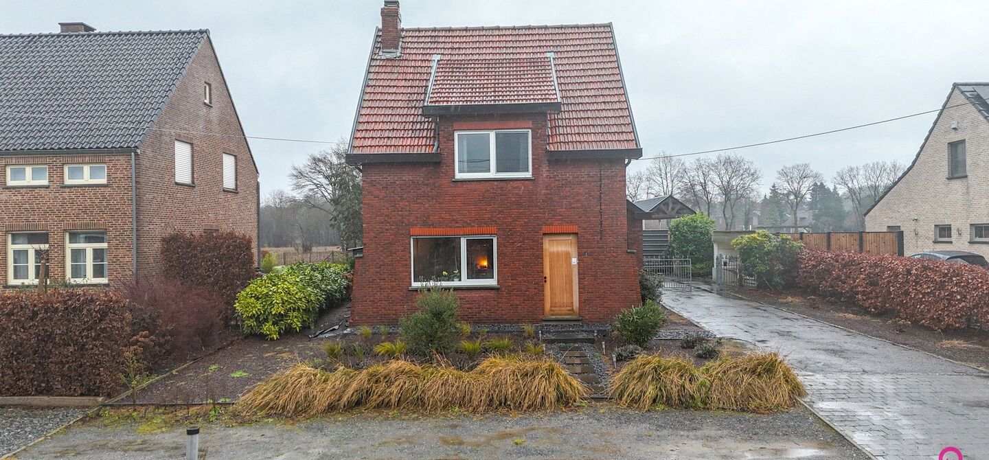 Bij ImmoFusion 7/7 “open huis” : klik op onze 3D-TOUR.
Ervaar vastgoed alsof je er zelf doorloopt!
Welkom in deze charmante open bebouwing, gelegen in een rustige straat nabij het gezellige Koersel Kapelleke en het centrum van Koersel. Deze woning co