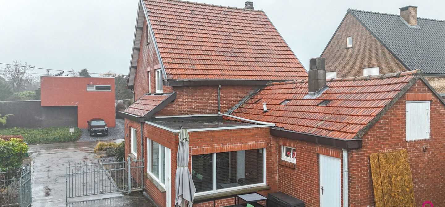 Bij ImmoFusion 7/7 “open huis” : klik op onze 3D-TOUR.
Ervaar vastgoed alsof je er zelf doorloopt!
Welkom in deze charmante open bebouwing, gelegen in een rustige straat nabij het gezellige Koersel Kapelleke en het centrum van Koersel. Deze woning co