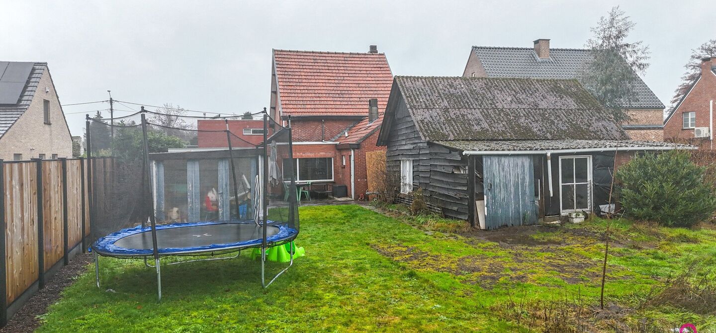 Bij ImmoFusion 7/7 “open huis” : klik op onze 3D-TOUR.
Ervaar vastgoed alsof je er zelf doorloopt!
Welkom in deze charmante open bebouwing, gelegen in een rustige straat nabij het gezellige Koersel Kapelleke en het centrum van Koersel. Deze woning co