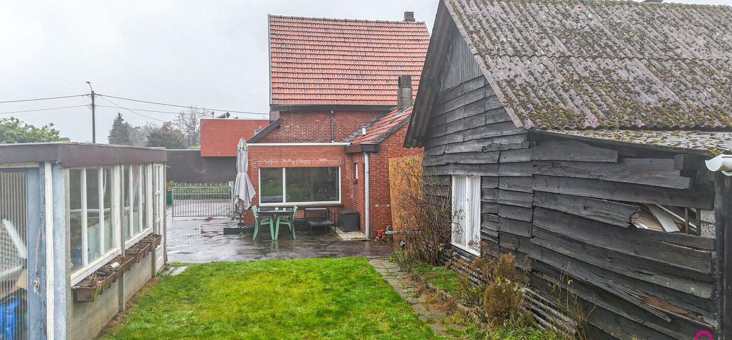 Bij ImmoFusion 7/7 “open huis” : klik op onze 3D-TOUR.
Ervaar vastgoed alsof je er zelf doorloopt!
Welkom in deze charmante open bebouwing, gelegen in een rustige straat nabij het gezellige Koersel Kapelleke en het centrum van Koersel. Deze woning co