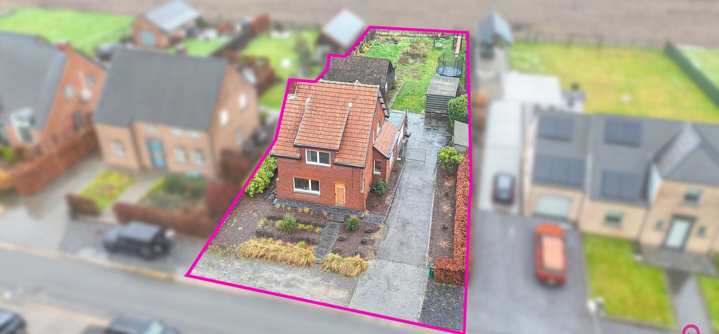 Bij ImmoFusion 7/7 “open huis” : klik op onze 3D-TOUR.
Ervaar vastgoed alsof je er zelf doorloopt!
Welkom in deze charmante open bebouwing, gelegen in een rustige straat nabij het gezellige Koersel Kapelleke en het centrum van Koersel. Deze woning co