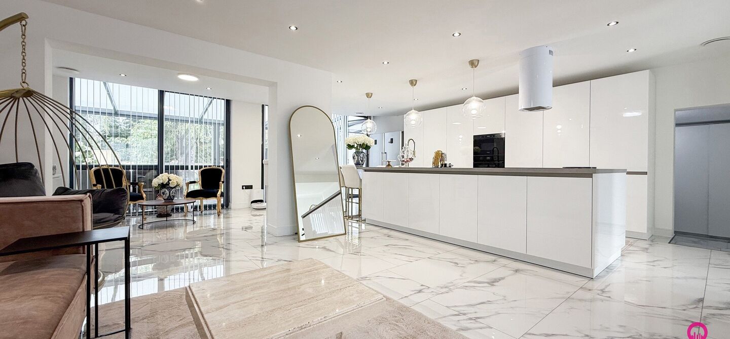 Bij ImmoFusion 7/7 &ldquo;open huis&rdquo; : klik op onze 3D-TOUR.

Ervaar vastgoed alsof je er zelf doorloopt!

Stap binnen in deze prachtig gerenoveerde woning uit 2024, gelegen in een rustige doodlopende straat langs het kanaal van Beringen. Met een bewoonbare