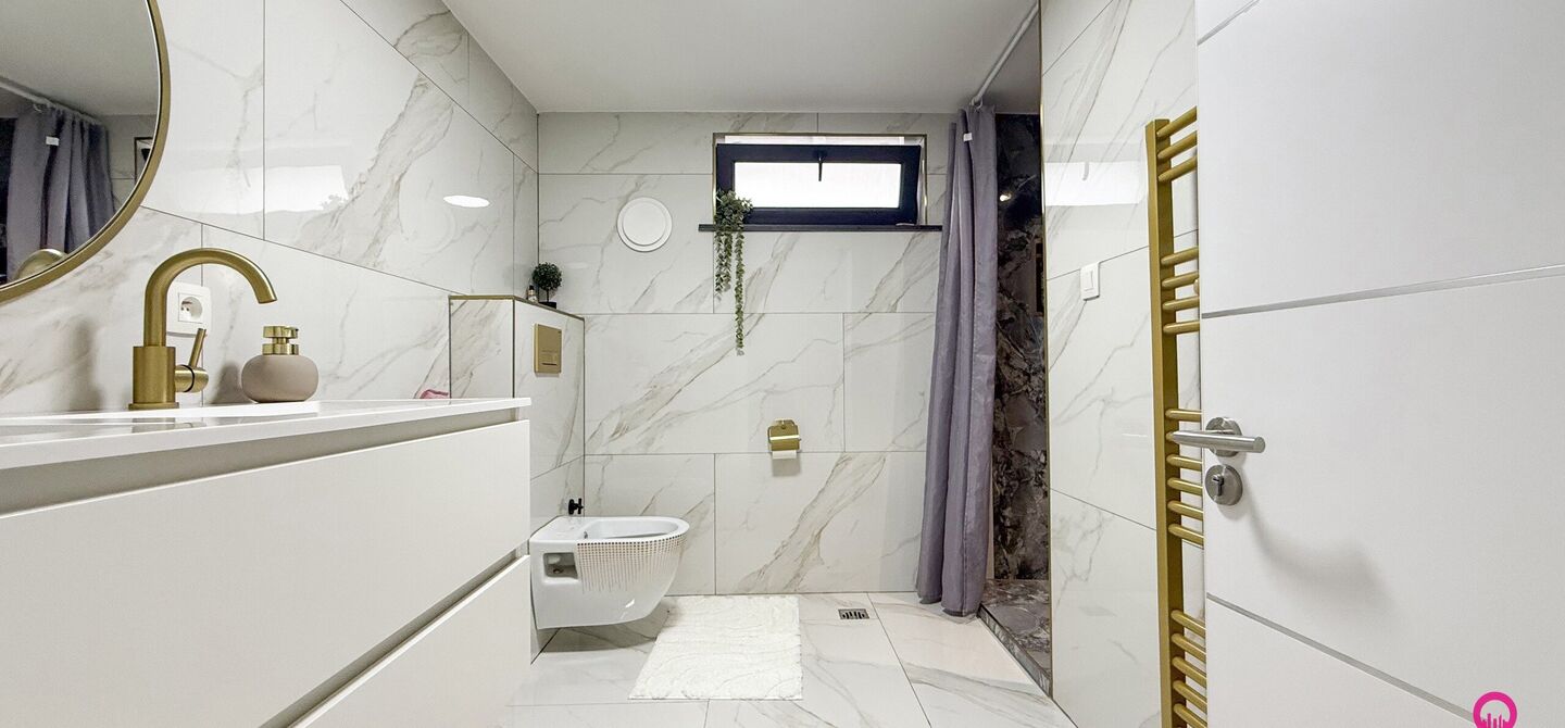 Bij ImmoFusion 7/7 &ldquo;open huis&rdquo; : klik op onze 3D-TOUR.

Ervaar vastgoed alsof je er zelf doorloopt!

Stap binnen in deze prachtig gerenoveerde woning uit 2024, gelegen in een rustige doodlopende straat langs het kanaal van Beringen. Met een bewoonbare