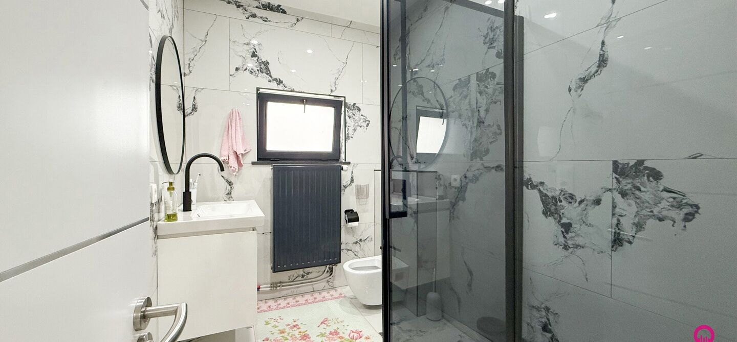 Bij ImmoFusion 7/7 &ldquo;open huis&rdquo; : klik op onze 3D-TOUR.

Ervaar vastgoed alsof je er zelf doorloopt!

Stap binnen in deze prachtig gerenoveerde woning uit 2024, gelegen in een rustige doodlopende straat langs het kanaal van Beringen. Met een bewoonbare