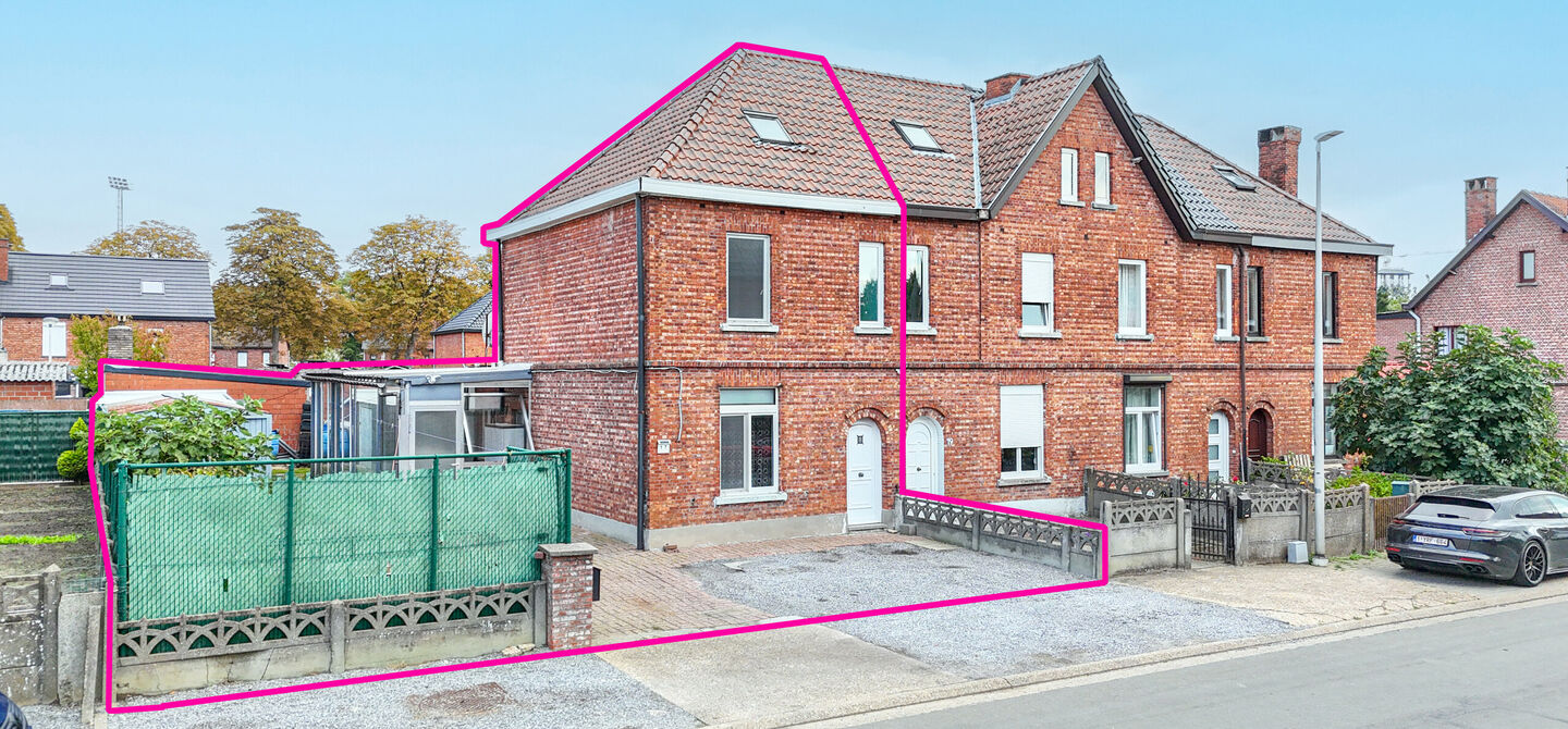 Bij ImmoFusion 7/7 &ldquo;open huis&rdquo;: klik op onze 3D-TOUR.
Ervaar vastgoed alsof je er zelf doorloopt!

Ontdek deze charmante halfopen woning aan de Tennisstraat 17 in Beringen, waar comfort, karakter en recente renovaties samenkomen. Dankzij de grondige v