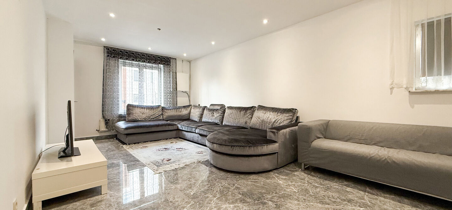 Bij ImmoFusion 7/7 &ldquo;open huis&rdquo;: klik op onze 3D-TOUR.
Ervaar vastgoed alsof je er zelf doorloopt!

Ontdek deze charmante halfopen woning aan de Tennisstraat 17 in Beringen, waar comfort, karakter en recente renovaties samenkomen. Dankzij de grondige v