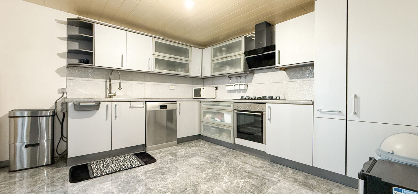 Bij ImmoFusion 7/7 &ldquo;open huis&rdquo;: klik op onze 3D-TOUR.
Ervaar vastgoed alsof je er zelf doorloopt!

Ontdek deze charmante halfopen woning aan de Tennisstraat 17 in Beringen, waar comfort, karakter en recente renovaties samenkomen. Dankzij de grondige v