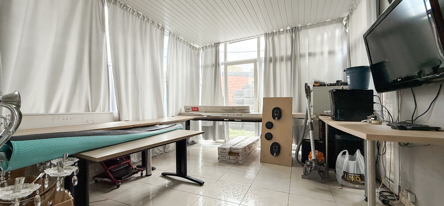 Bij ImmoFusion 7/7 &ldquo;open huis&rdquo;: klik op onze 3D-TOUR.
Ervaar vastgoed alsof je er zelf doorloopt!

Ontdek deze charmante halfopen woning aan de Tennisstraat 17 in Beringen, waar comfort, karakter en recente renovaties samenkomen. Dankzij de grondige v