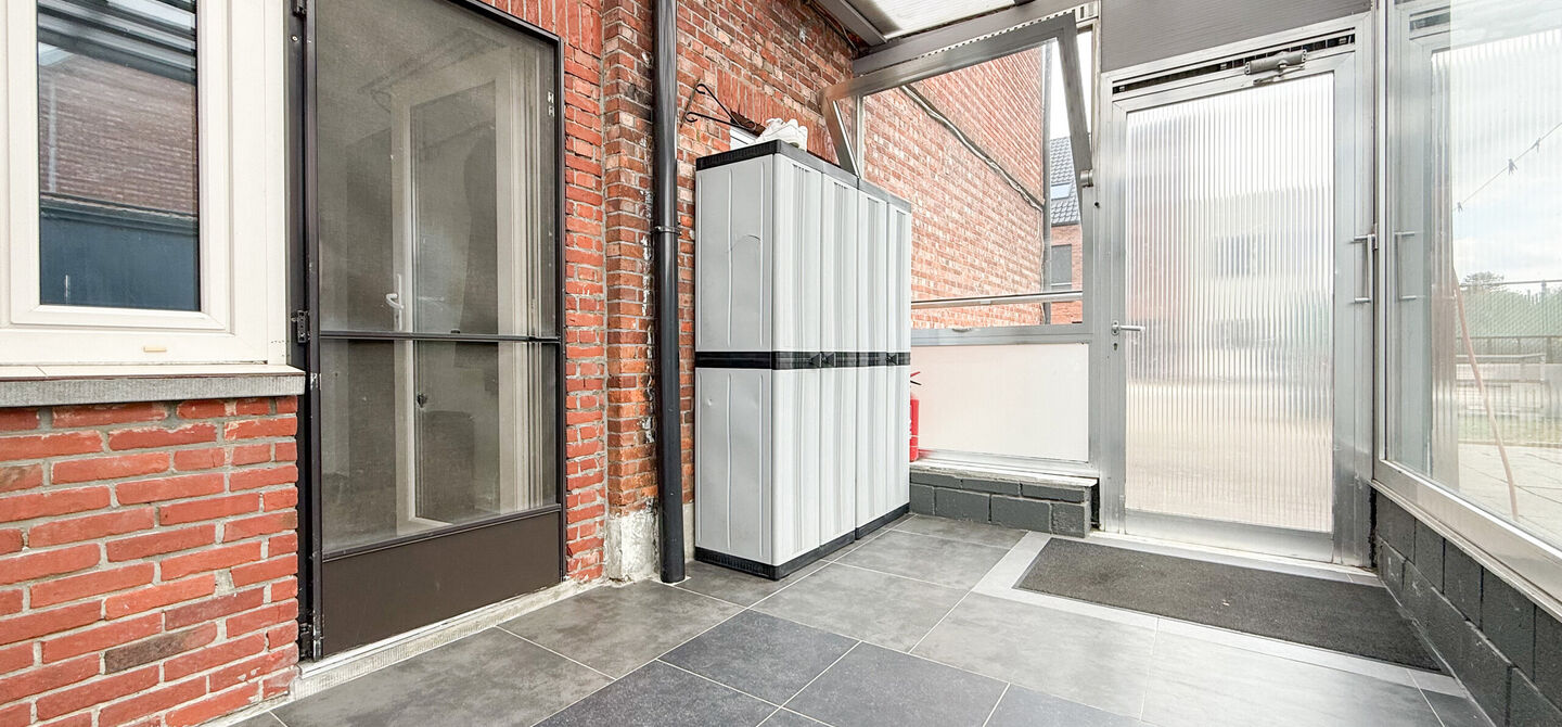 Bij ImmoFusion 7/7 &ldquo;open huis&rdquo;: klik op onze 3D-TOUR.
Ervaar vastgoed alsof je er zelf doorloopt!

Ontdek deze charmante halfopen woning aan de Tennisstraat 17 in Beringen, waar comfort, karakter en recente renovaties samenkomen. Dankzij de grondige v