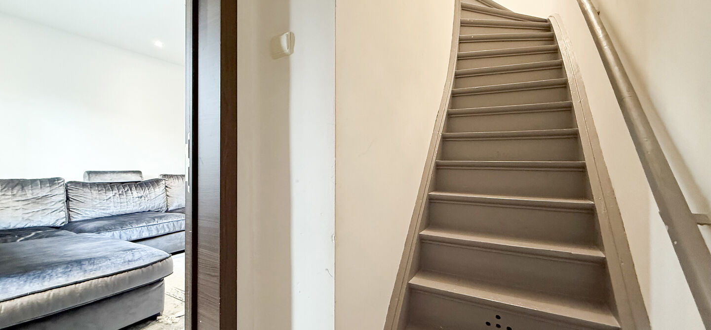 Bij ImmoFusion 7/7 &ldquo;open huis&rdquo;: klik op onze 3D-TOUR.
Ervaar vastgoed alsof je er zelf doorloopt!

Ontdek deze charmante halfopen woning aan de Tennisstraat 17 in Beringen, waar comfort, karakter en recente renovaties samenkomen. Dankzij de grondige v