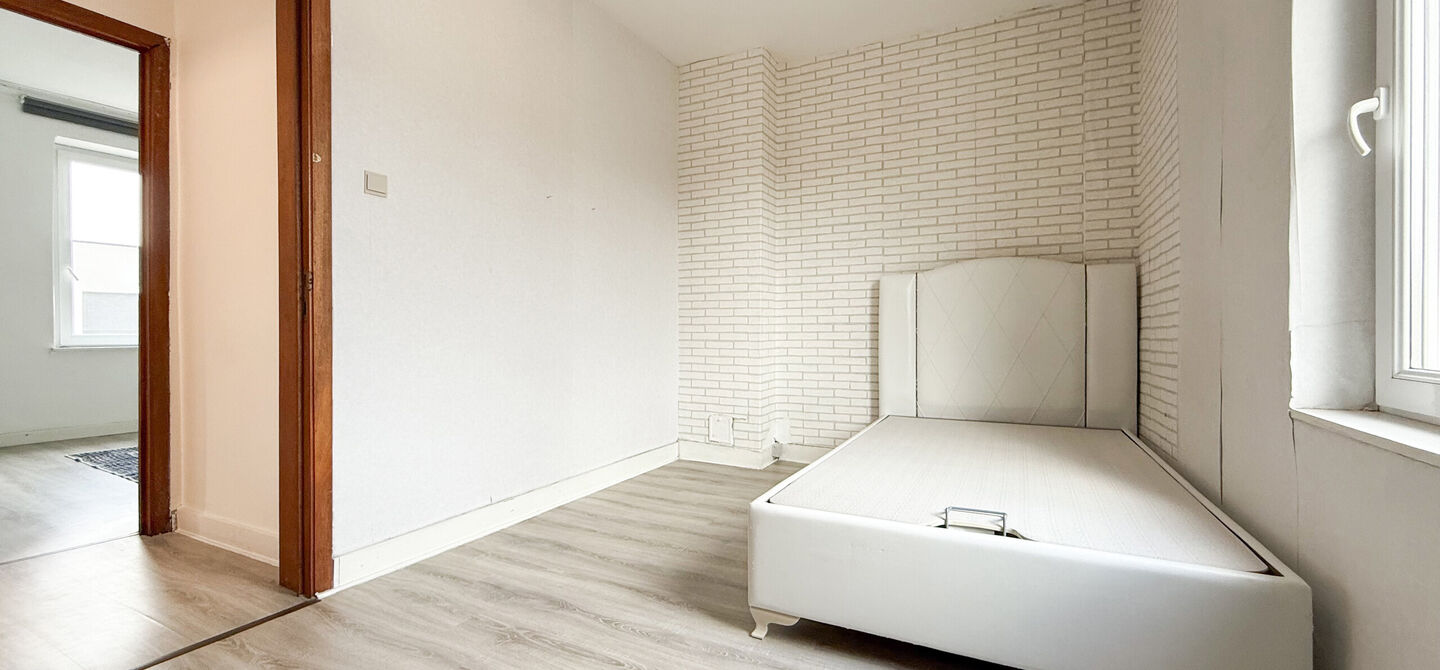 Bij ImmoFusion 7/7 &ldquo;open huis&rdquo;: klik op onze 3D-TOUR.
Ervaar vastgoed alsof je er zelf doorloopt!

Ontdek deze charmante halfopen woning aan de Tennisstraat 17 in Beringen, waar comfort, karakter en recente renovaties samenkomen. Dankzij de grondige v