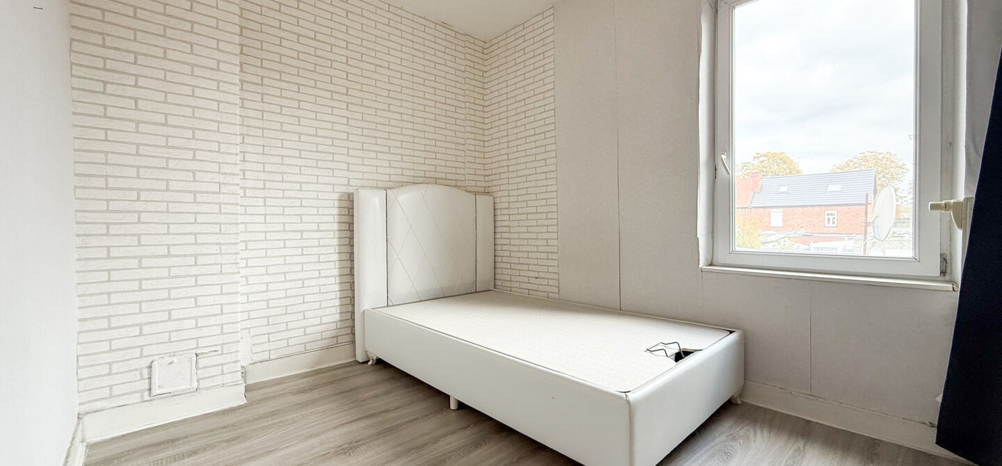 Bij ImmoFusion 7/7 &ldquo;open huis&rdquo;: klik op onze 3D-TOUR.
Ervaar vastgoed alsof je er zelf doorloopt!

Ontdek deze charmante halfopen woning aan de Tennisstraat 17 in Beringen, waar comfort, karakter en recente renovaties samenkomen. Dankzij de grondige v