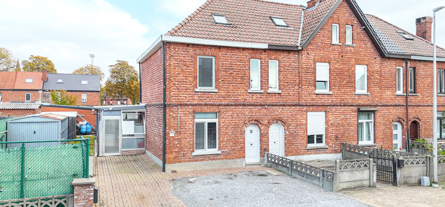 Bij ImmoFusion 7/7 &ldquo;open huis&rdquo;: klik op onze 3D-TOUR.
Ervaar vastgoed alsof je er zelf doorloopt!

Ontdek deze charmante halfopen woning aan de Tennisstraat 17 in Beringen, waar comfort, karakter en recente renovaties samenkomen. Dankzij de grondige v
