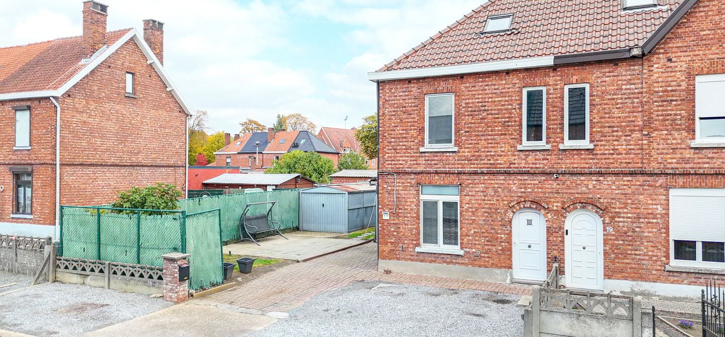 Bij ImmoFusion 7/7 &ldquo;open huis&rdquo;: klik op onze 3D-TOUR.
Ervaar vastgoed alsof je er zelf doorloopt!

Ontdek deze charmante halfopen woning aan de Tennisstraat 17 in Beringen, waar comfort, karakter en recente renovaties samenkomen. Dankzij de grondige v