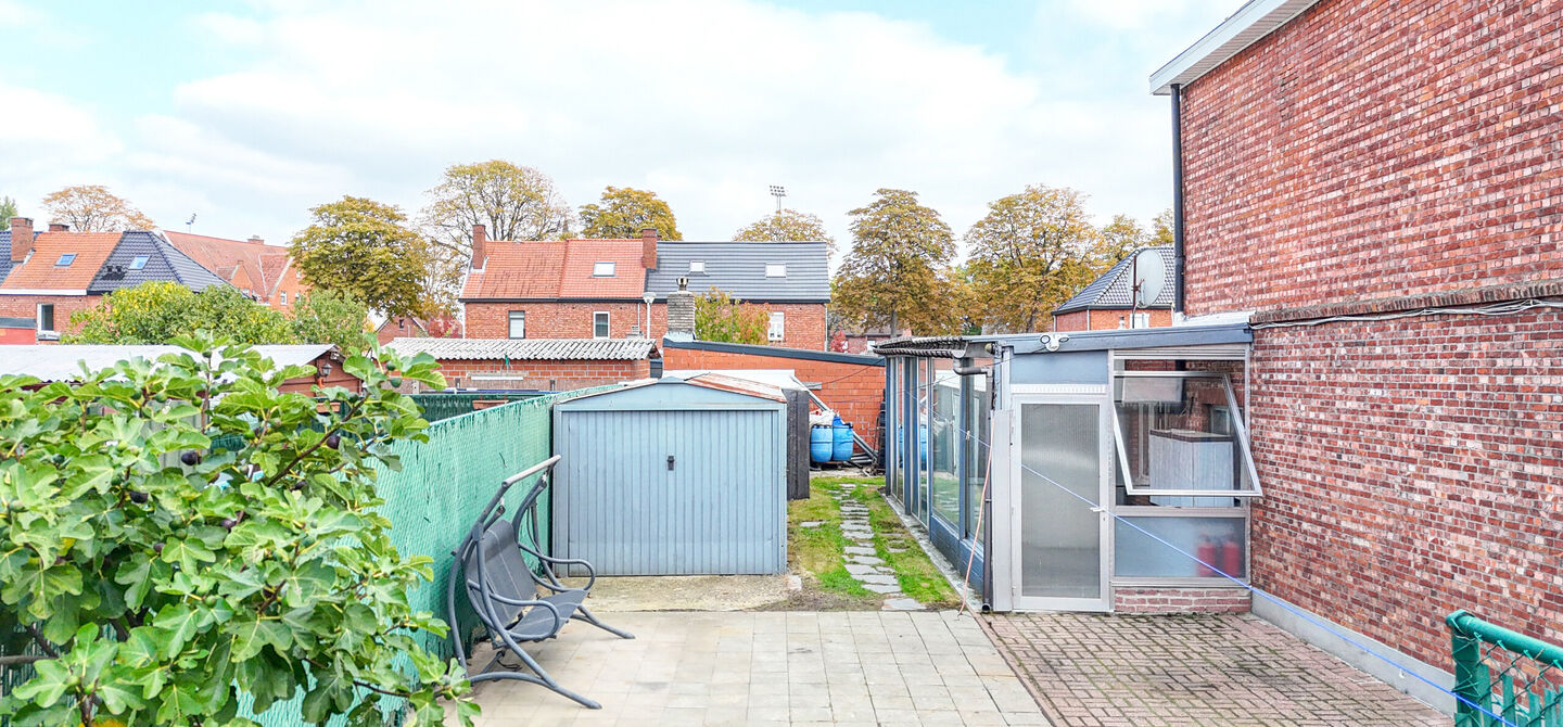 Bij ImmoFusion 7/7 &ldquo;open huis&rdquo;: klik op onze 3D-TOUR.
Ervaar vastgoed alsof je er zelf doorloopt!

Ontdek deze charmante halfopen woning aan de Tennisstraat 17 in Beringen, waar comfort, karakter en recente renovaties samenkomen. Dankzij de grondige v