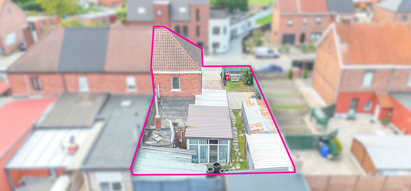 Bij ImmoFusion 7/7 &ldquo;open huis&rdquo;: klik op onze 3D-TOUR.
Ervaar vastgoed alsof je er zelf doorloopt!

Ontdek deze charmante halfopen woning aan de Tennisstraat 17 in Beringen, waar comfort, karakter en recente renovaties samenkomen. Dankzij de grondige v