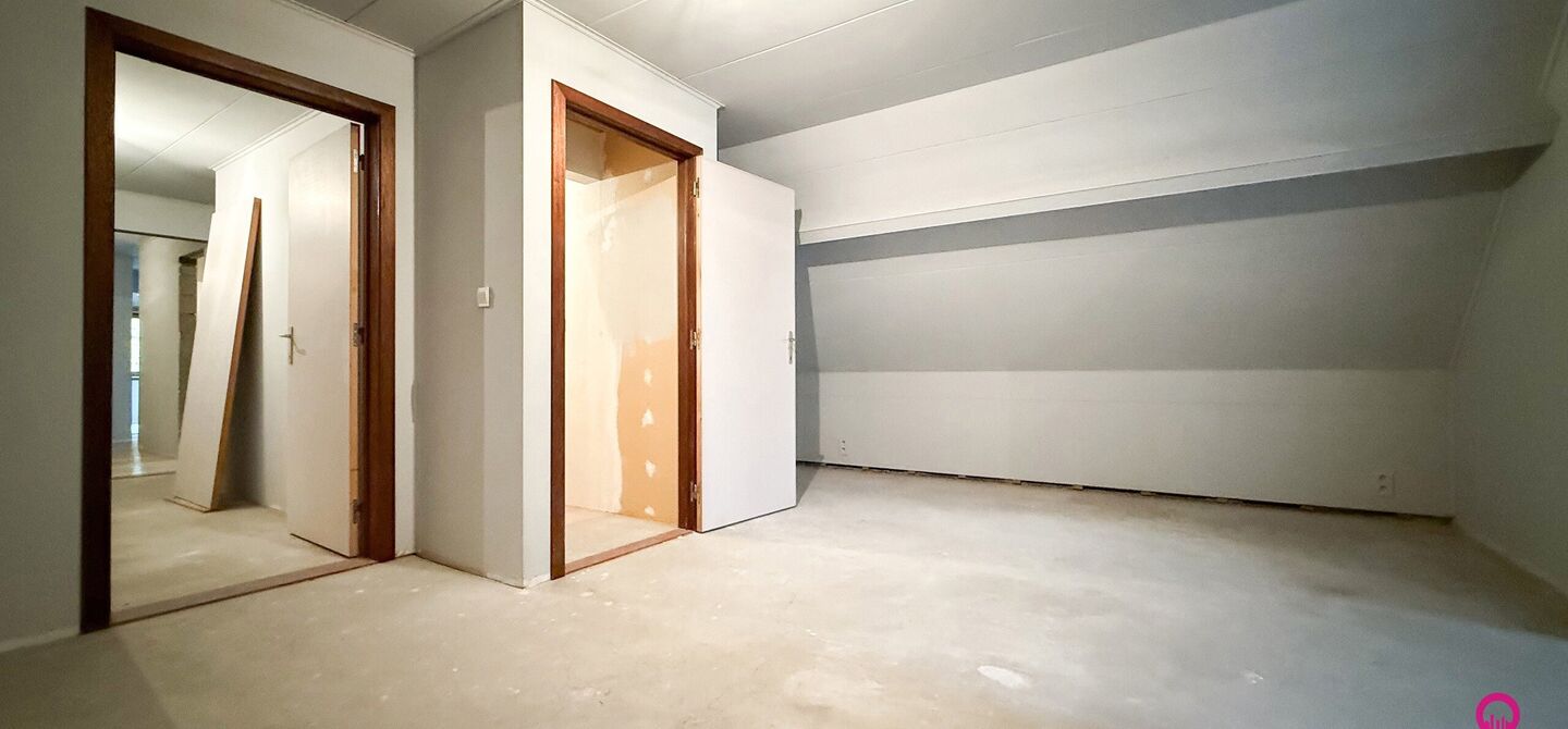 Bij ImmoFusion 7/7 &ldquo;open huis&rdquo;: klik op onze 3D-TOUR.
Ervaar vastgoed alsof je er zelf doorloopt!

Ontdek deze uitzonderlijk gelegen vrijstaande woning in de rustige, bosrijke omgeving van Paal. Wie houdt van natuur, privacy en een fenomenale perceelo