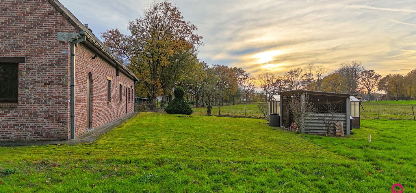 Bij ImmoFusion 7/7 &ldquo;open huis&rdquo;: klik op onze 3D-TOUR.
Ervaar vastgoed alsof je er zelf doorloopt!

Ontdek deze uitzonderlijk gelegen vrijstaande woning in de rustige, bosrijke omgeving van Paal. Wie houdt van natuur, privacy en een fenomenale perceelo