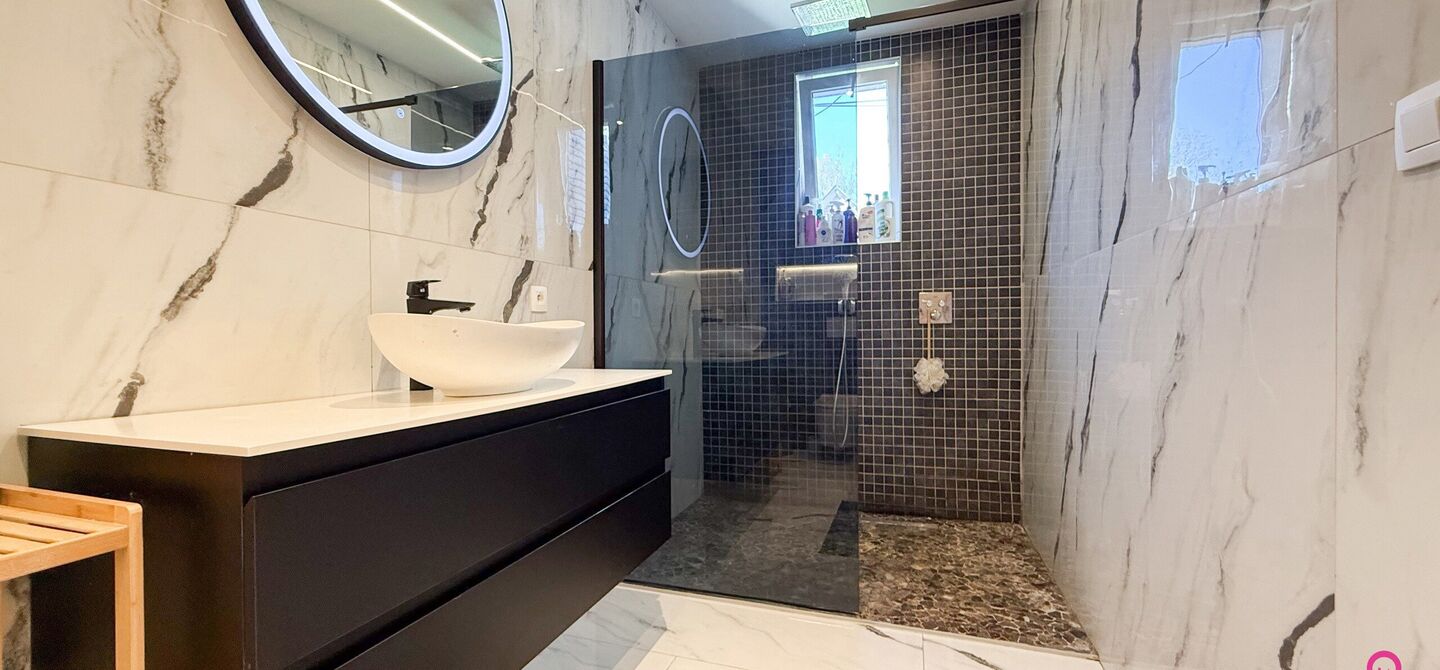 Bij ImmoFusion 7/7 &ldquo;open huis&rdquo;: klik op onze 3D-TOUR.
Ervaar vastgoed alsof je er zelf doorloopt!

Ontdek deze indrukwekkende open bebouwing in de Tervantstraat 198 te Paal, een woning die in 2025 een volledige transformatie kreeg en vandaag bijna als