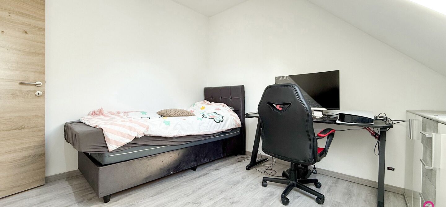 Bij ImmoFusion 7/7 &ldquo;open huis&rdquo;: klik op onze 3D-TOUR.
Ervaar vastgoed alsof je er zelf doorloopt!

Ontdek deze indrukwekkende open bebouwing in de Tervantstraat 198 te Paal, een woning die in 2025 een volledige transformatie kreeg en vandaag bijna als