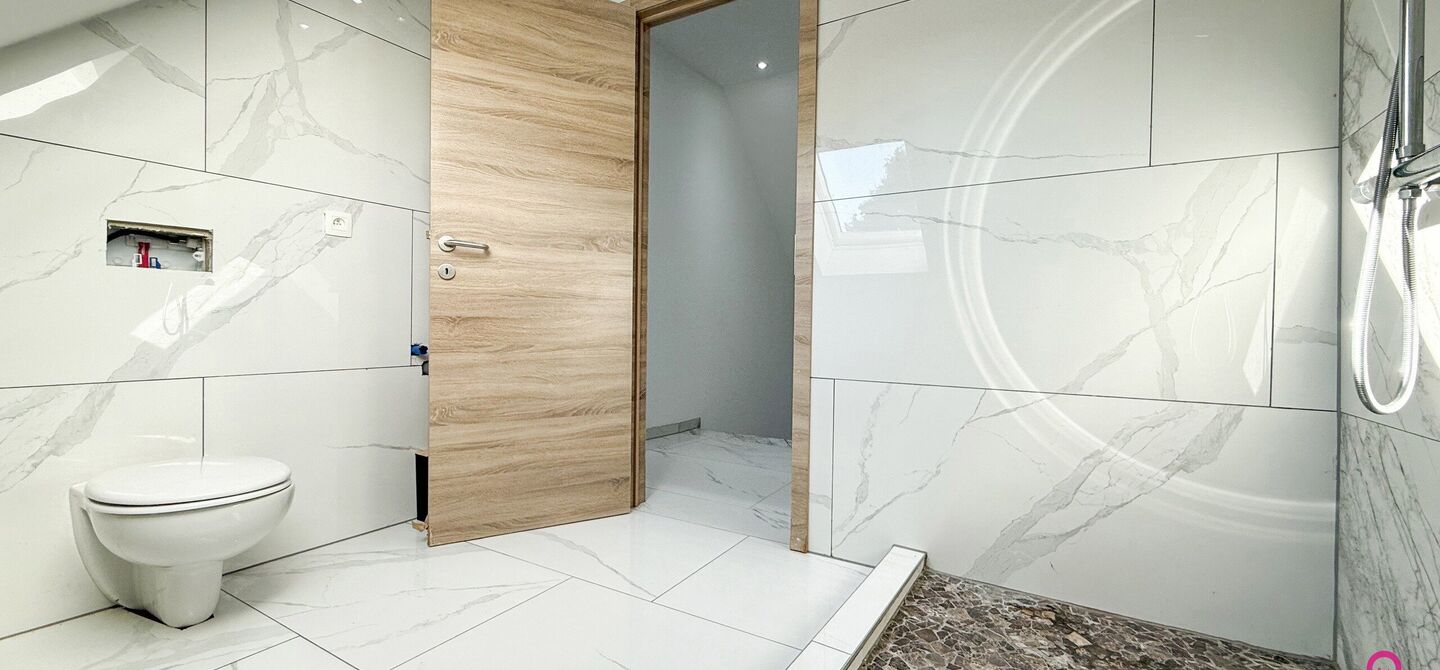 Bij ImmoFusion 7/7 &ldquo;open huis&rdquo;: klik op onze 3D-TOUR.
Ervaar vastgoed alsof je er zelf doorloopt!

Ontdek deze indrukwekkende open bebouwing in de Tervantstraat 198 te Paal, een woning die in 2025 een volledige transformatie kreeg en vandaag bijna als