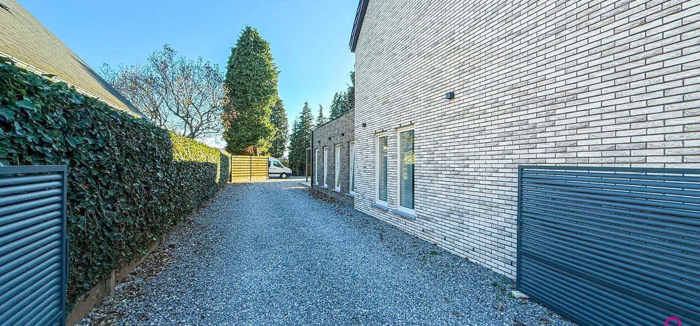 Bij ImmoFusion 7/7 &ldquo;open huis&rdquo;: klik op onze 3D-TOUR.
Ervaar vastgoed alsof je er zelf doorloopt!

Ontdek deze indrukwekkende open bebouwing in de Tervantstraat 198 te Paal, een woning die in 2025 een volledige transformatie kreeg en vandaag bijna als