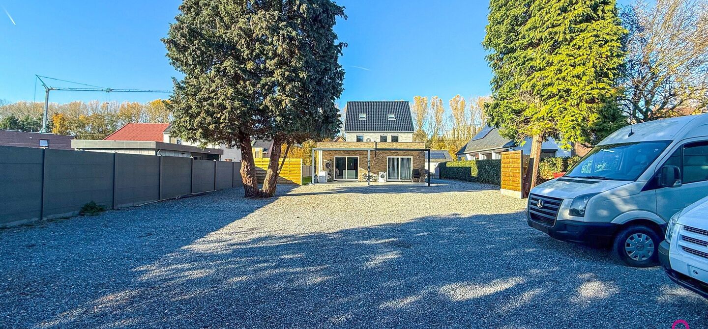 Bij ImmoFusion 7/7 &ldquo;open huis&rdquo;: klik op onze 3D-TOUR.
Ervaar vastgoed alsof je er zelf doorloopt!

Ontdek deze indrukwekkende open bebouwing in de Tervantstraat 198 te Paal, een woning die in 2025 een volledige transformatie kreeg en vandaag bijna als