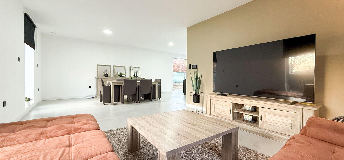 Bij ImmoFusion 7/7 &ldquo;open huis&rdquo;: klik op onze 3D-TOUR.
Ervaar vastgoed alsof je er zelf doorloopt!

Stap binnen in deze uitzonderlijk moderne nieuwbouwwoning (2024), ideaal gelegen als open bebouwing op een ruim hoekperceel van 528 m&sup2; in Koersel. Deze