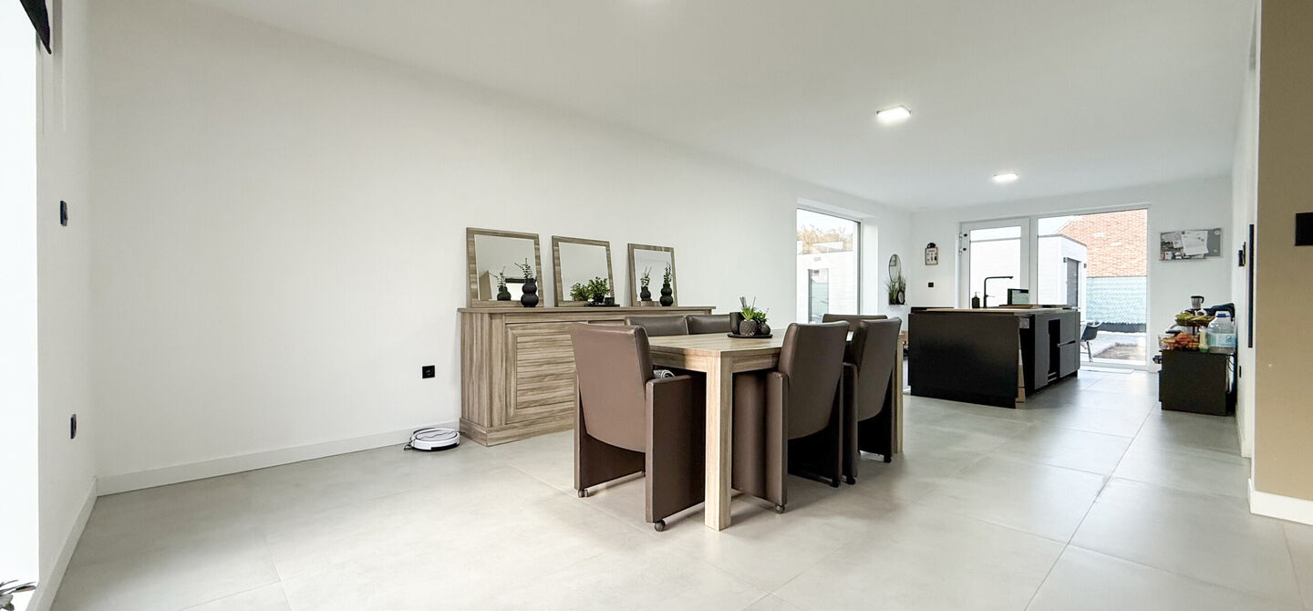 Bij ImmoFusion 7/7 &ldquo;open huis&rdquo;: klik op onze 3D-TOUR.
Ervaar vastgoed alsof je er zelf doorloopt!

Stap binnen in deze uitzonderlijk moderne nieuwbouwwoning (2024), ideaal gelegen als open bebouwing op een ruim hoekperceel van 528 m&sup2; in Koersel. Deze