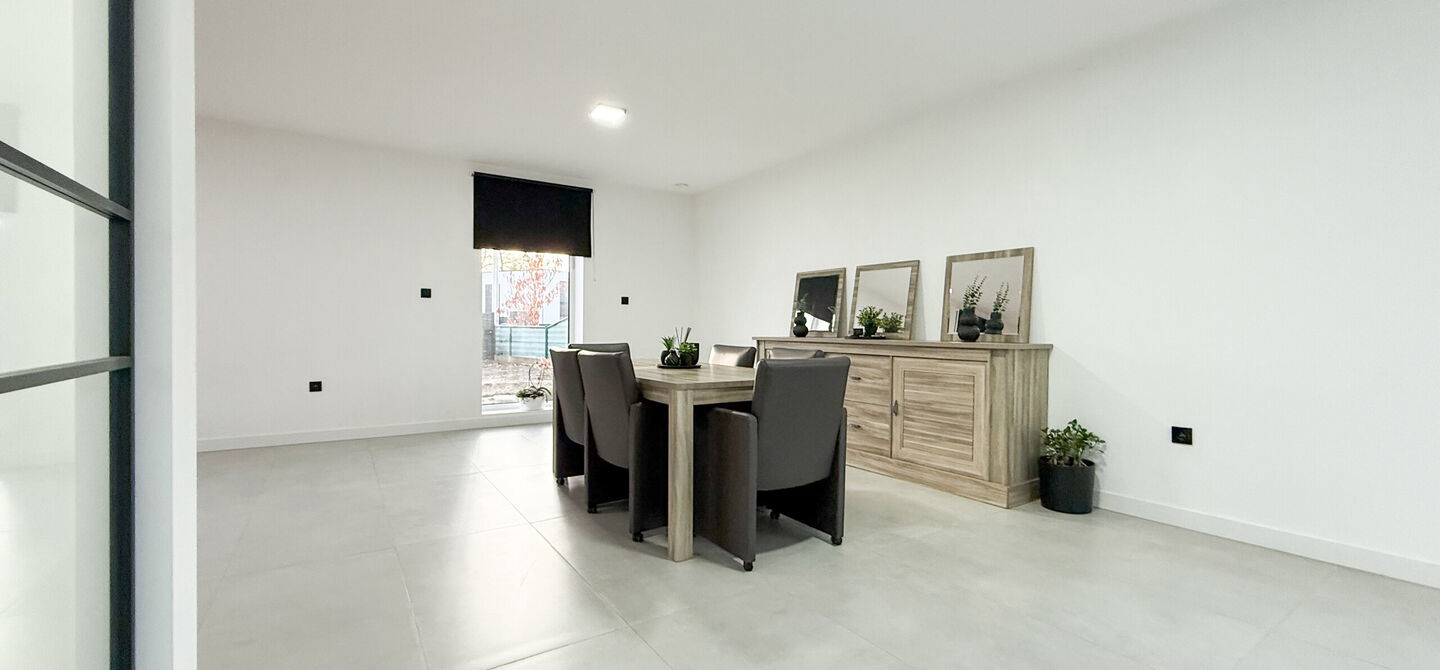 Bij ImmoFusion 7/7 &ldquo;open huis&rdquo;: klik op onze 3D-TOUR.
Ervaar vastgoed alsof je er zelf doorloopt!

Stap binnen in deze uitzonderlijk moderne nieuwbouwwoning (2024), ideaal gelegen als open bebouwing op een ruim hoekperceel van 528 m&sup2; in Koersel. Deze