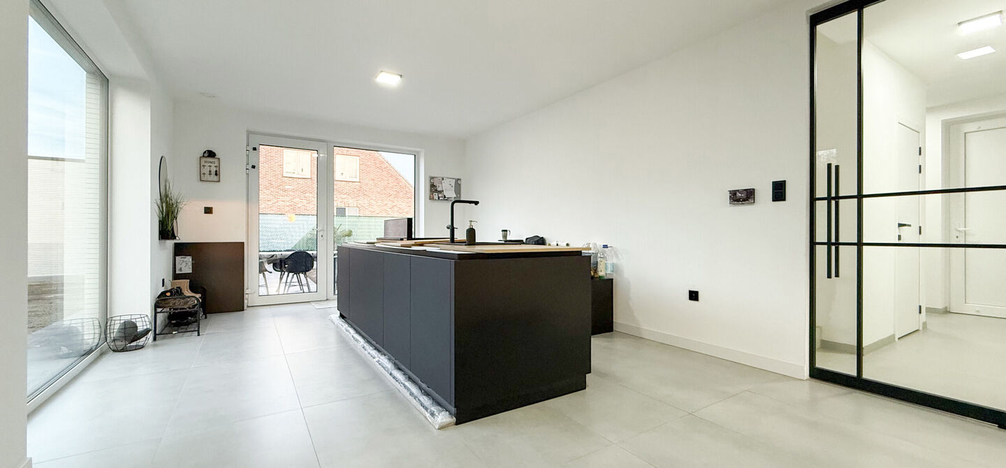 Bij ImmoFusion 7/7 &ldquo;open huis&rdquo;: klik op onze 3D-TOUR.
Ervaar vastgoed alsof je er zelf doorloopt!

Stap binnen in deze uitzonderlijk moderne nieuwbouwwoning (2024), ideaal gelegen als open bebouwing op een ruim hoekperceel van 528 m&sup2; in Koersel. Deze