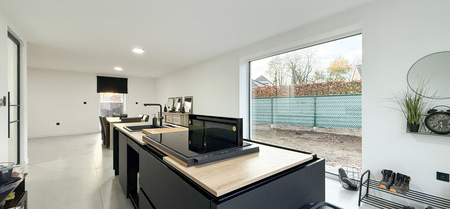 Bij ImmoFusion 7/7 &ldquo;open huis&rdquo;: klik op onze 3D-TOUR.
Ervaar vastgoed alsof je er zelf doorloopt!

Stap binnen in deze uitzonderlijk moderne nieuwbouwwoning (2024), ideaal gelegen als open bebouwing op een ruim hoekperceel van 528 m&sup2; in Koersel. Deze