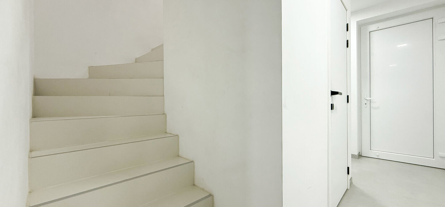 Bij ImmoFusion 7/7 &ldquo;open huis&rdquo;: klik op onze 3D-TOUR.
Ervaar vastgoed alsof je er zelf doorloopt!

Stap binnen in deze uitzonderlijk moderne nieuwbouwwoning (2024), ideaal gelegen als open bebouwing op een ruim hoekperceel van 528 m&sup2; in Koersel. Deze