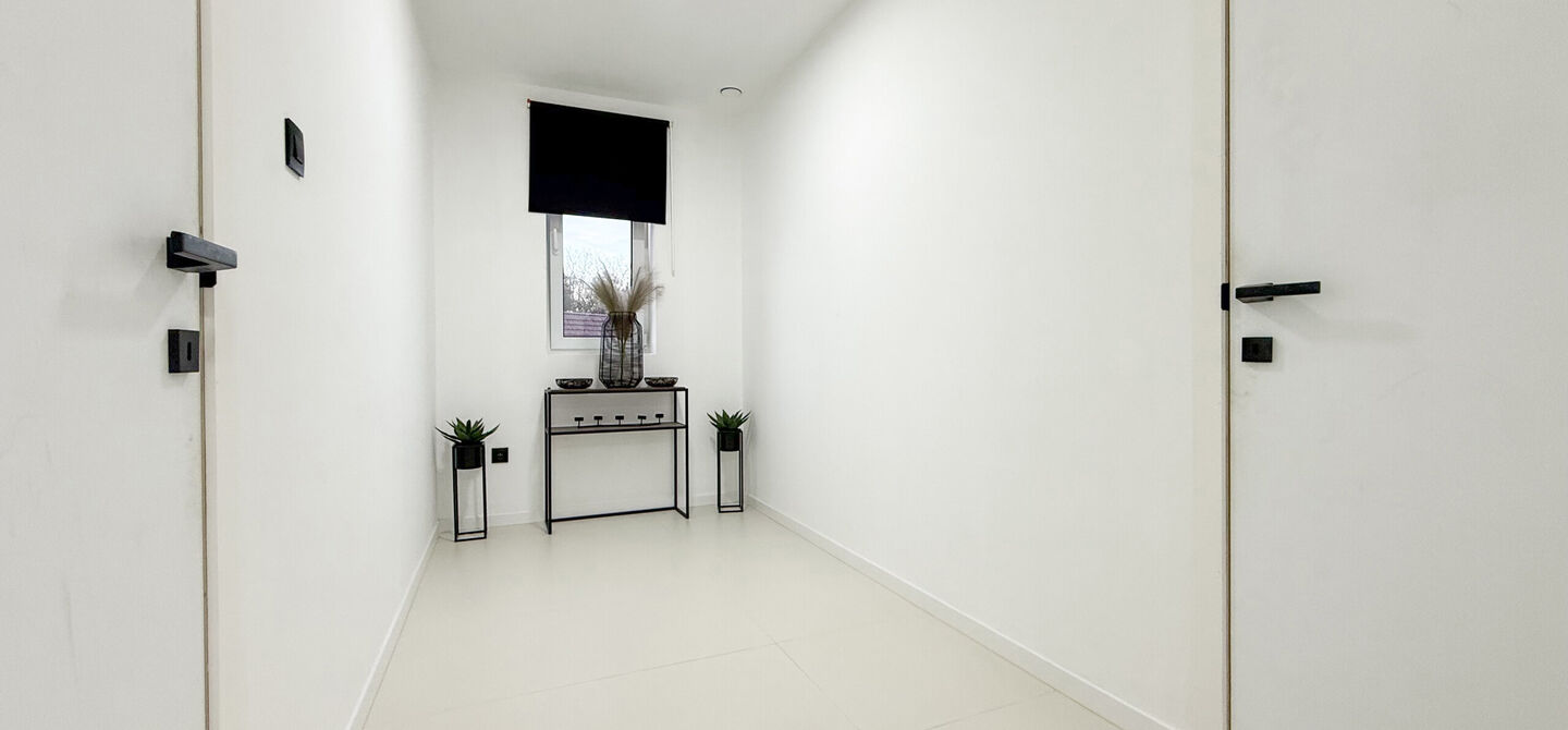 Bij ImmoFusion 7/7 &ldquo;open huis&rdquo;: klik op onze 3D-TOUR.
Ervaar vastgoed alsof je er zelf doorloopt!

Stap binnen in deze uitzonderlijk moderne nieuwbouwwoning (2024), ideaal gelegen als open bebouwing op een ruim hoekperceel van 528 m&sup2; in Koersel. Deze