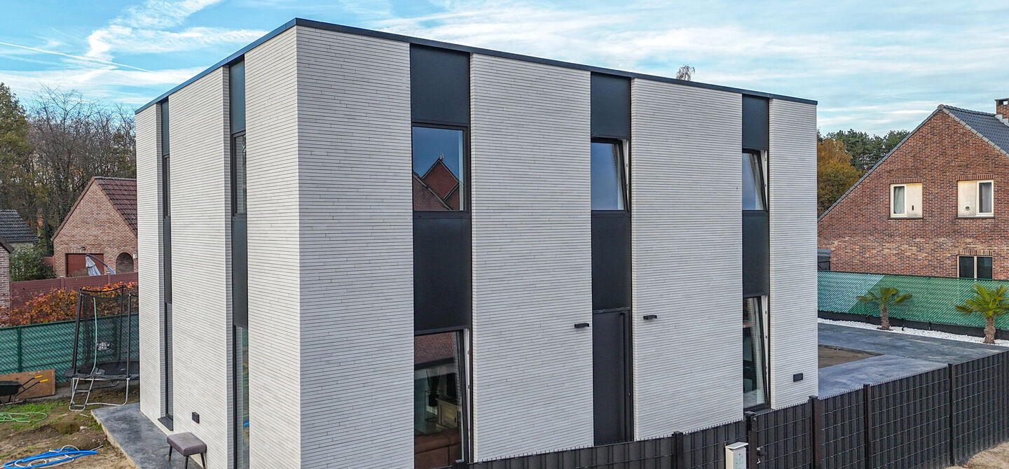 Bij ImmoFusion 7/7 &ldquo;open huis&rdquo;: klik op onze 3D-TOUR.
Ervaar vastgoed alsof je er zelf doorloopt!

Stap binnen in deze uitzonderlijk moderne nieuwbouwwoning (2024), ideaal gelegen als open bebouwing op een ruim hoekperceel van 528 m&sup2; in Koersel. Deze