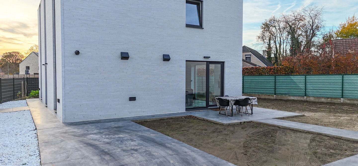 Bij ImmoFusion 7/7 &ldquo;open huis&rdquo;: klik op onze 3D-TOUR.
Ervaar vastgoed alsof je er zelf doorloopt!

Stap binnen in deze uitzonderlijk moderne nieuwbouwwoning (2024), ideaal gelegen als open bebouwing op een ruim hoekperceel van 528 m&sup2; in Koersel. Deze