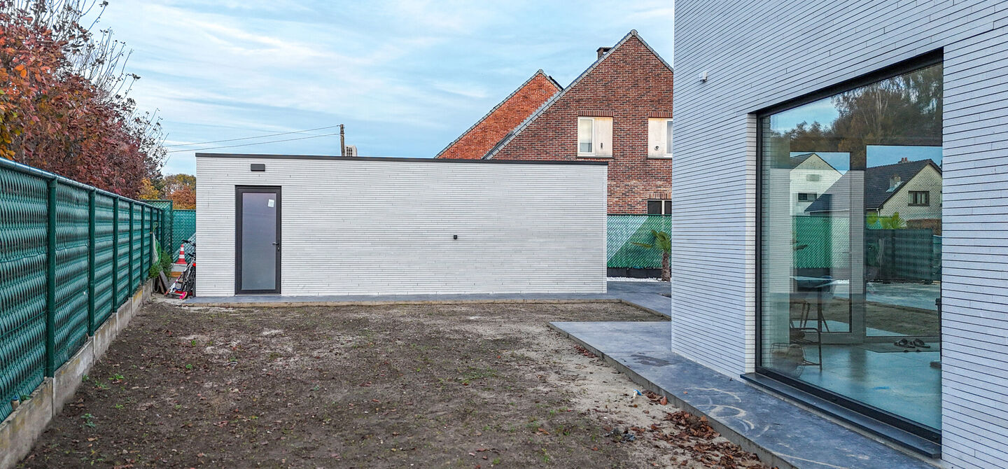 Bij ImmoFusion 7/7 &ldquo;open huis&rdquo;: klik op onze 3D-TOUR.
Ervaar vastgoed alsof je er zelf doorloopt!

Stap binnen in deze uitzonderlijk moderne nieuwbouwwoning (2024), ideaal gelegen als open bebouwing op een ruim hoekperceel van 528 m&sup2; in Koersel. Deze
