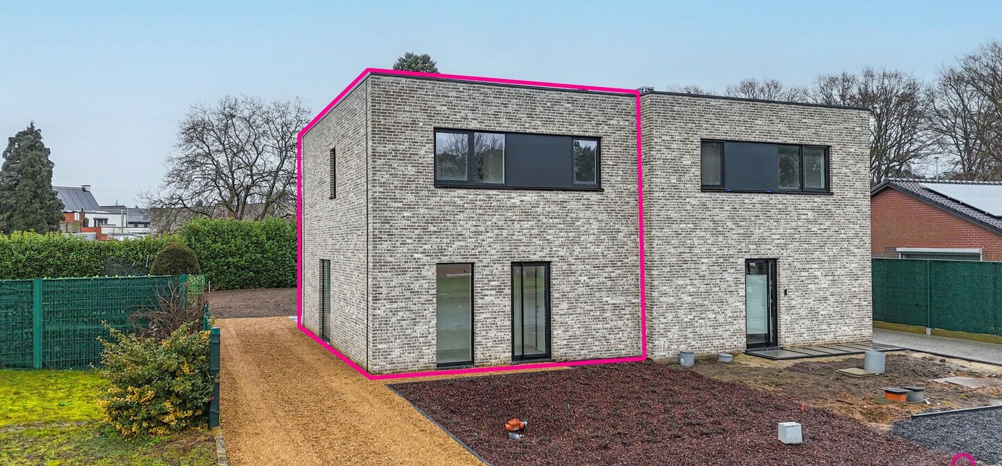 Bij ImmoFusion 7/7 &ldquo;open huis&rdquo; : klik op onze 3D-TOUR.
Ervaar vastgoed alsof je er zelf doorloopt!



Welkom in deze prachtige energiezuinige nieuwbouwwoning gelegen te Moestuinstraat 13A, 3582 Koersel (Heusden-Zolder). Deze moderne woning combineert 