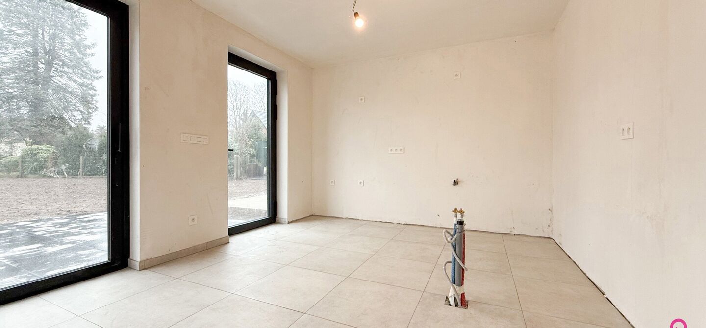 Bij ImmoFusion 7/7 &ldquo;open huis&rdquo; : klik op onze 3D-TOUR.
Ervaar vastgoed alsof je er zelf doorloopt!



Welkom in deze prachtige energiezuinige nieuwbouwwoning gelegen te Moestuinstraat 13A, 3582 Koersel (Heusden-Zolder). Deze moderne woning combineert 