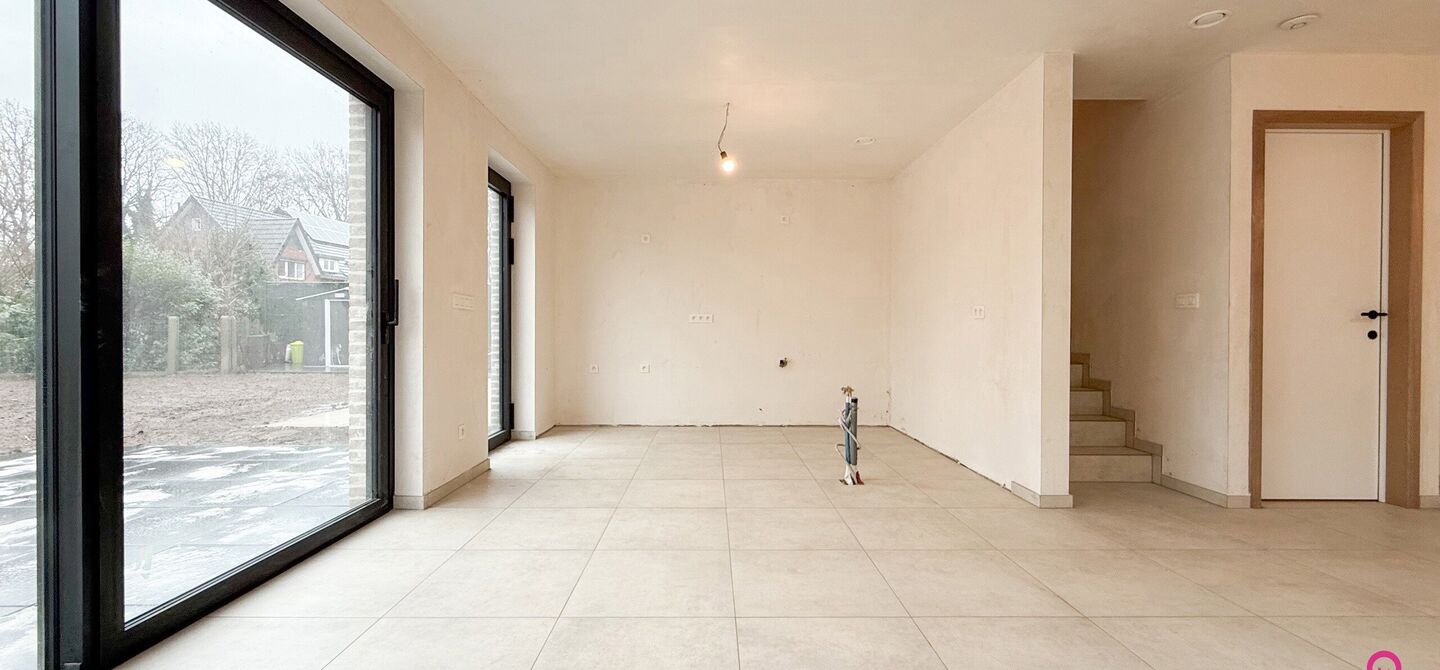 Bij ImmoFusion 7/7 &ldquo;open huis&rdquo; : klik op onze 3D-TOUR.
Ervaar vastgoed alsof je er zelf doorloopt!



Welkom in deze prachtige energiezuinige nieuwbouwwoning gelegen te Moestuinstraat 13A, 3582 Koersel (Heusden-Zolder). Deze moderne woning combineert 