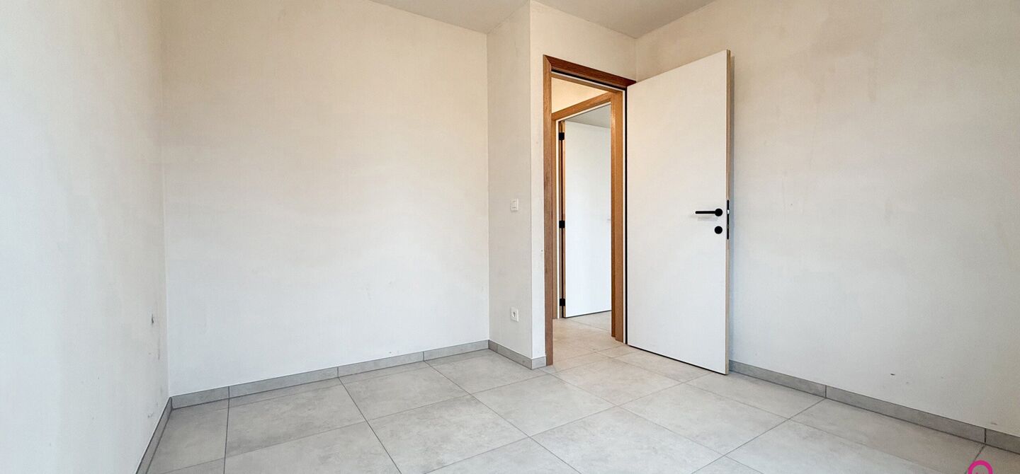 Bij ImmoFusion 7/7 &ldquo;open huis&rdquo; : klik op onze 3D-TOUR.
Ervaar vastgoed alsof je er zelf doorloopt!



Welkom in deze prachtige energiezuinige nieuwbouwwoning gelegen te Moestuinstraat 13A, 3582 Koersel (Heusden-Zolder). Deze moderne woning combineert 