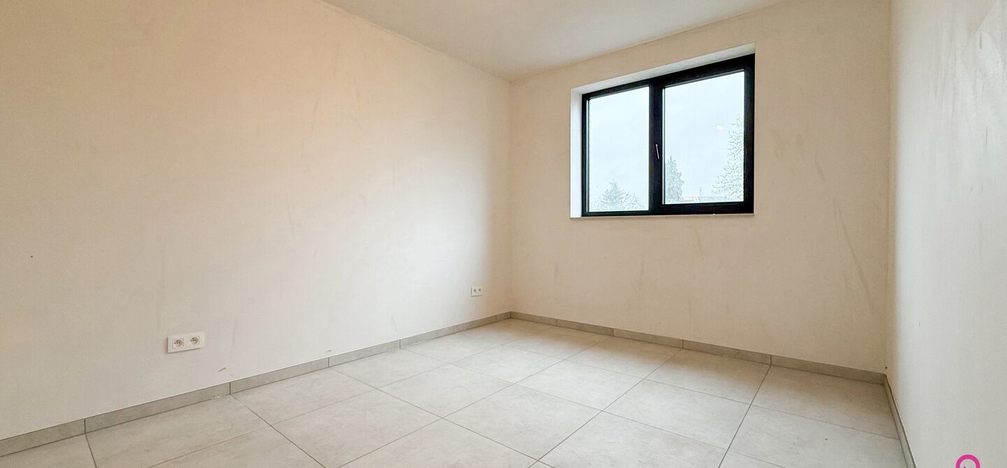 Bij ImmoFusion 7/7 &ldquo;open huis&rdquo; : klik op onze 3D-TOUR.
Ervaar vastgoed alsof je er zelf doorloopt!



Welkom in deze prachtige energiezuinige nieuwbouwwoning gelegen te Moestuinstraat 13A, 3582 Koersel (Heusden-Zolder). Deze moderne woning combineert 