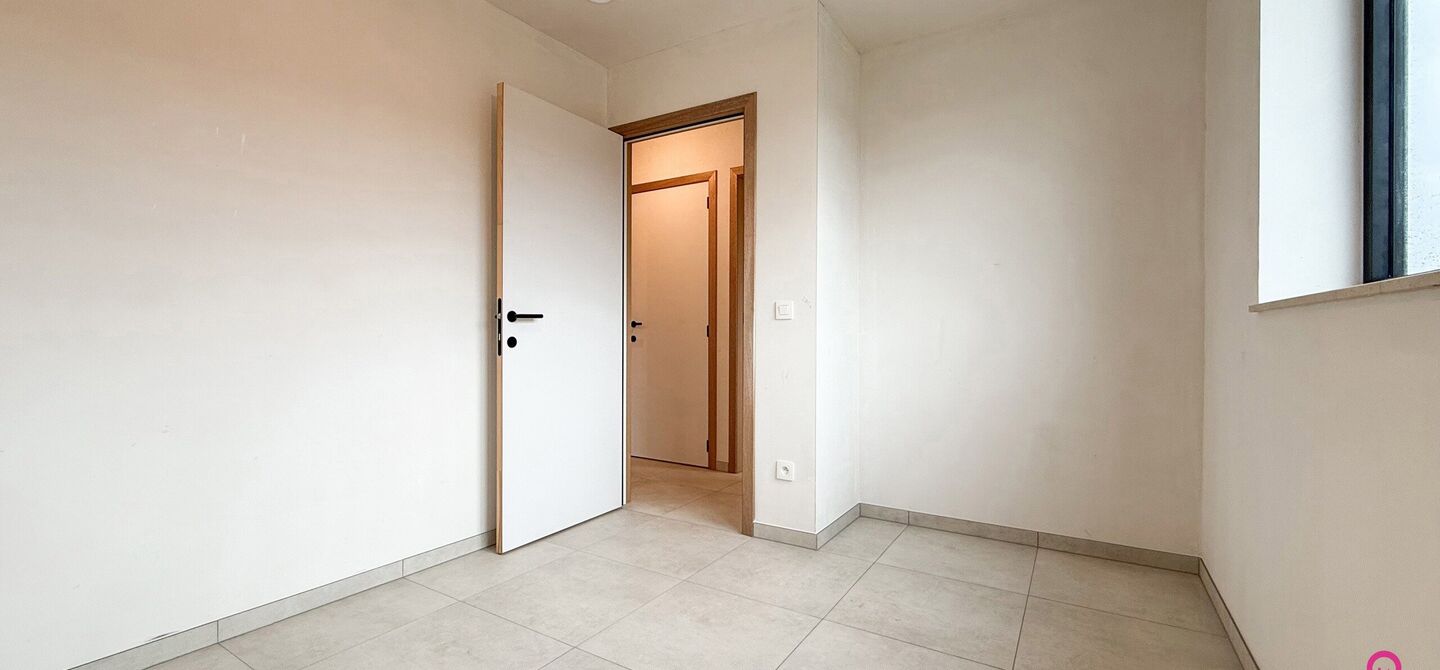 Bij ImmoFusion 7/7 &ldquo;open huis&rdquo; : klik op onze 3D-TOUR.
Ervaar vastgoed alsof je er zelf doorloopt!



Welkom in deze prachtige energiezuinige nieuwbouwwoning gelegen te Moestuinstraat 13A, 3582 Koersel (Heusden-Zolder). Deze moderne woning combineert 