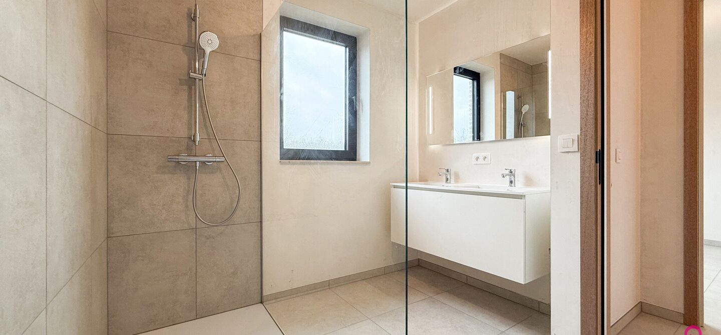 Bij ImmoFusion 7/7 &ldquo;open huis&rdquo; : klik op onze 3D-TOUR.
Ervaar vastgoed alsof je er zelf doorloopt!



Welkom in deze prachtige energiezuinige nieuwbouwwoning gelegen te Moestuinstraat 13A, 3582 Koersel (Heusden-Zolder). Deze moderne woning combineert 