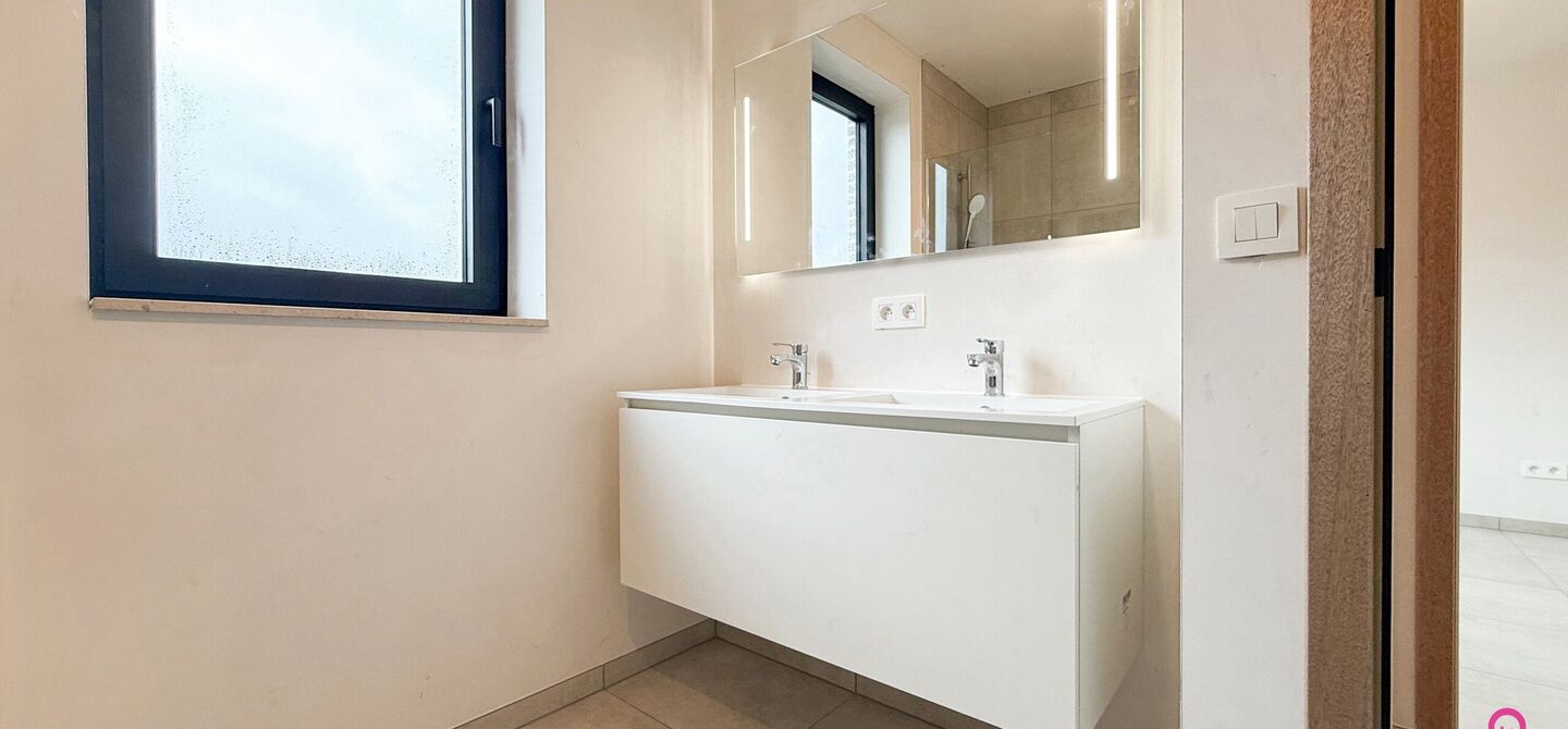 Bij ImmoFusion 7/7 &ldquo;open huis&rdquo; : klik op onze 3D-TOUR.
Ervaar vastgoed alsof je er zelf doorloopt!



Welkom in deze prachtige energiezuinige nieuwbouwwoning gelegen te Moestuinstraat 13A, 3582 Koersel (Heusden-Zolder). Deze moderne woning combineert 