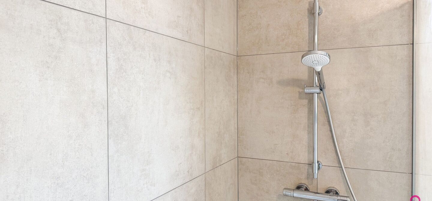 Bij ImmoFusion 7/7 &ldquo;open huis&rdquo; : klik op onze 3D-TOUR.
Ervaar vastgoed alsof je er zelf doorloopt!



Welkom in deze prachtige energiezuinige nieuwbouwwoning gelegen te Moestuinstraat 13A, 3582 Koersel (Heusden-Zolder). Deze moderne woning combineert 