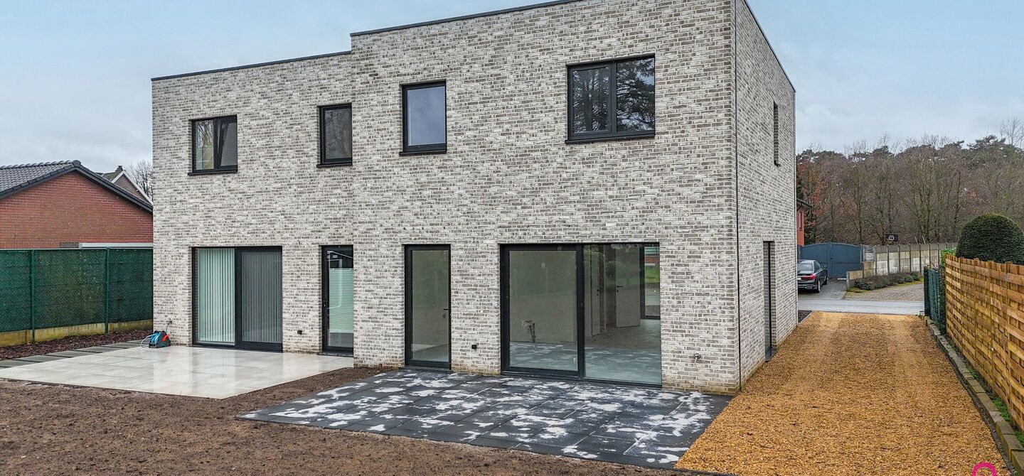 Bij ImmoFusion 7/7 &ldquo;open huis&rdquo; : klik op onze 3D-TOUR.
Ervaar vastgoed alsof je er zelf doorloopt!



Welkom in deze prachtige energiezuinige nieuwbouwwoning gelegen te Moestuinstraat 13A, 3582 Koersel (Heusden-Zolder). Deze moderne woning combineert 