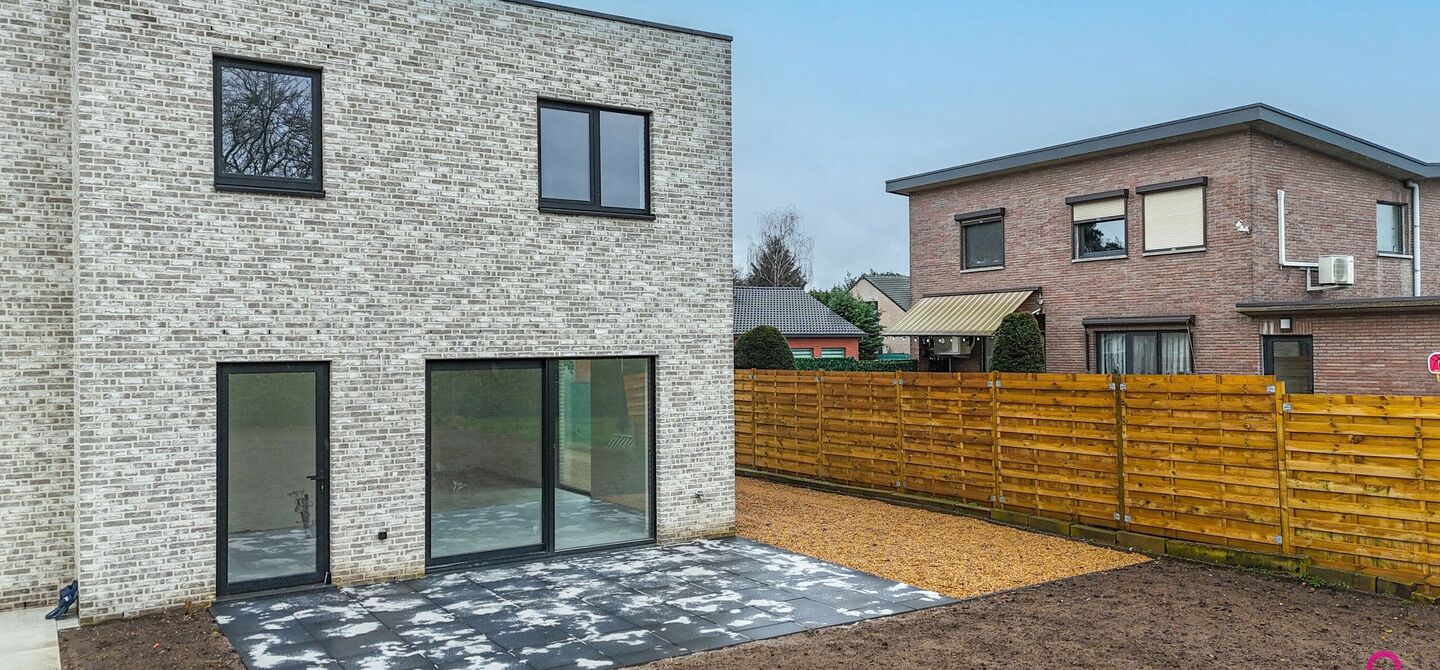 Bij ImmoFusion 7/7 &ldquo;open huis&rdquo; : klik op onze 3D-TOUR.
Ervaar vastgoed alsof je er zelf doorloopt!



Welkom in deze prachtige energiezuinige nieuwbouwwoning gelegen te Moestuinstraat 13A, 3582 Koersel (Heusden-Zolder). Deze moderne woning combineert 