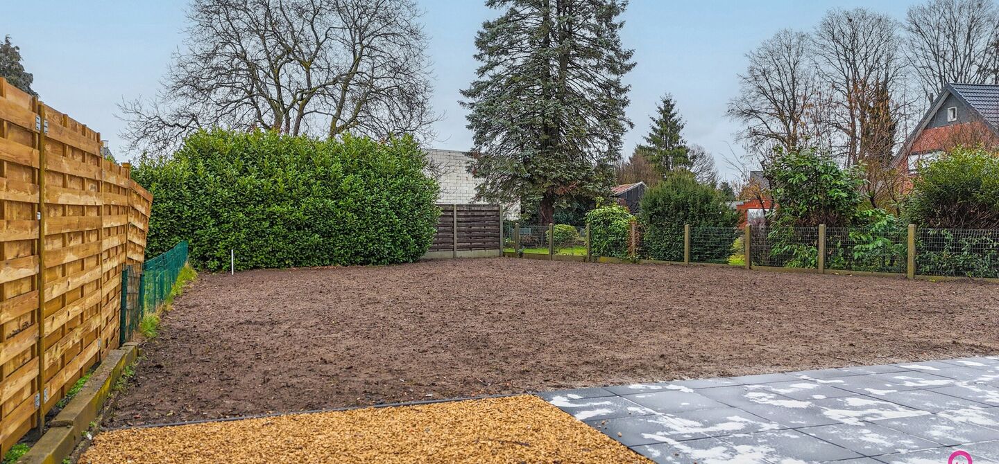 Bij ImmoFusion 7/7 &ldquo;open huis&rdquo; : klik op onze 3D-TOUR.
Ervaar vastgoed alsof je er zelf doorloopt!



Welkom in deze prachtige energiezuinige nieuwbouwwoning gelegen te Moestuinstraat 13A, 3582 Koersel (Heusden-Zolder). Deze moderne woning combineert 