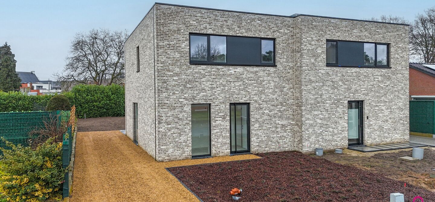 Bij ImmoFusion 7/7 &ldquo;open huis&rdquo; : klik op onze 3D-TOUR.
Ervaar vastgoed alsof je er zelf doorloopt!



Welkom in deze prachtige energiezuinige nieuwbouwwoning gelegen te Moestuinstraat 13A, 3582 Koersel (Heusden-Zolder). Deze moderne woning combineert 